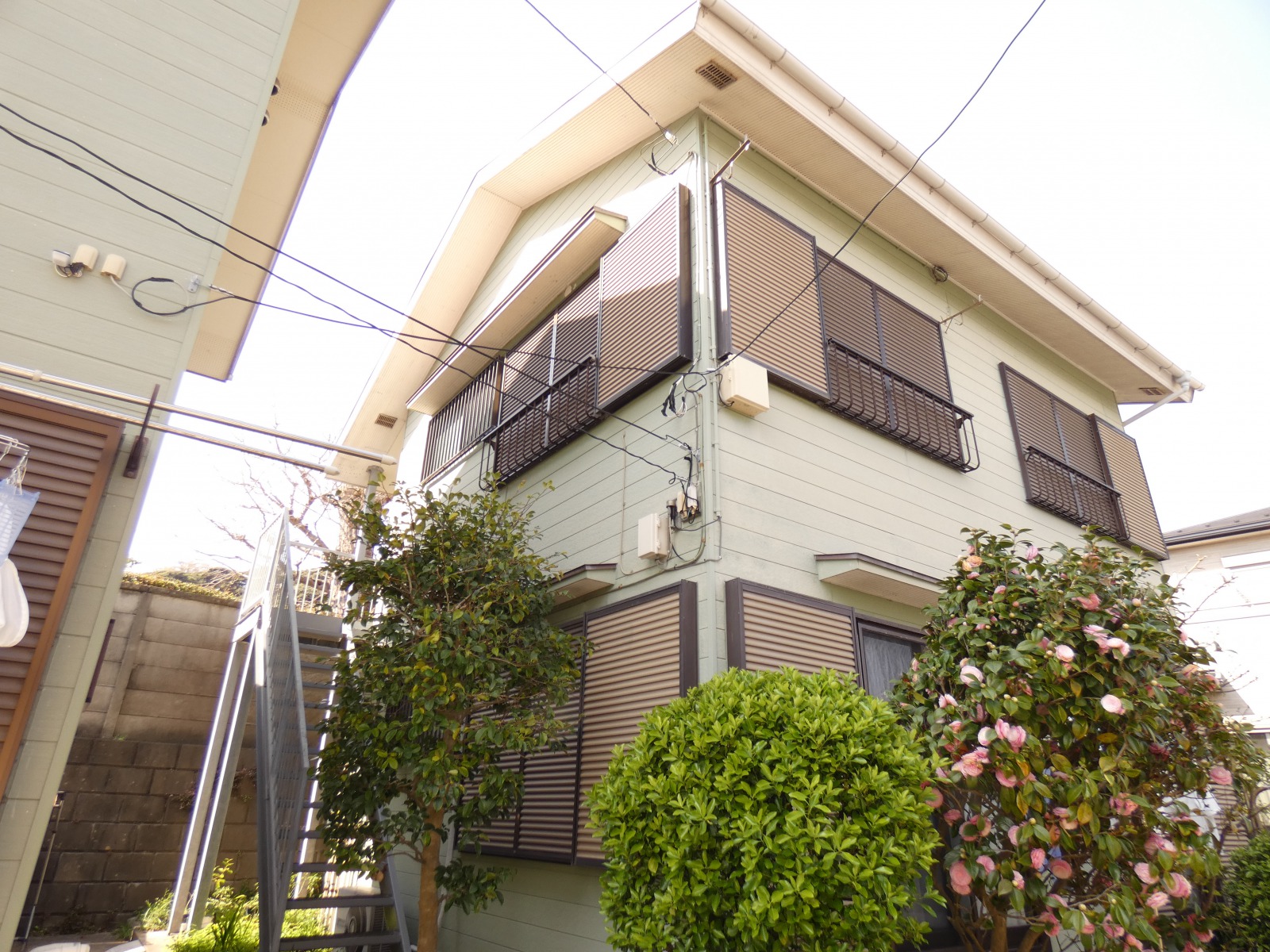 鎌倉有数の観光スポット・長谷観音の参道から少し入ったところにある、２階建てアパートの２階部分となります。