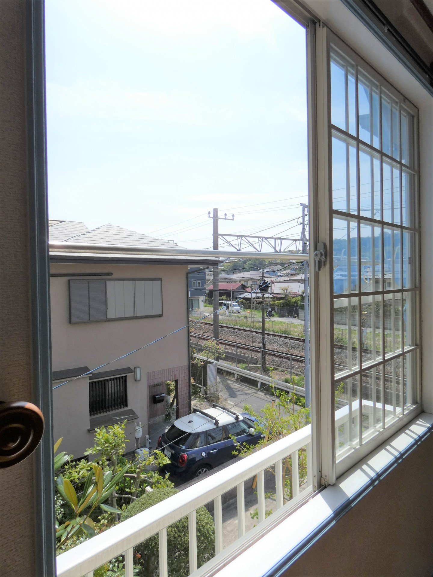 近くにJR横須賀線・湘南新宿ラインの線路があります。電車好きの方は良いかもしれません。